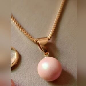 Elegant Gold and Pink Pendant Necklace